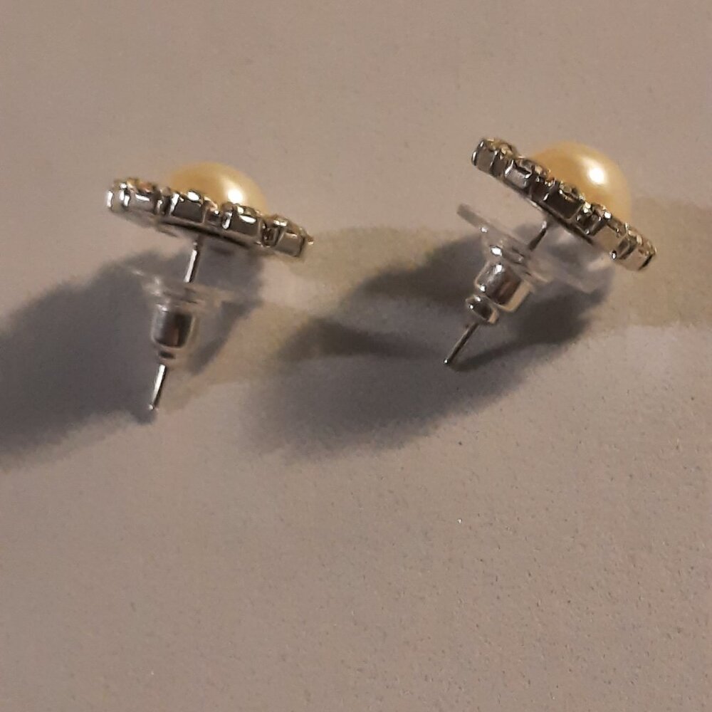 Brand New White Pearls & Glass Beads stud Earrings - Picture 2 of 2